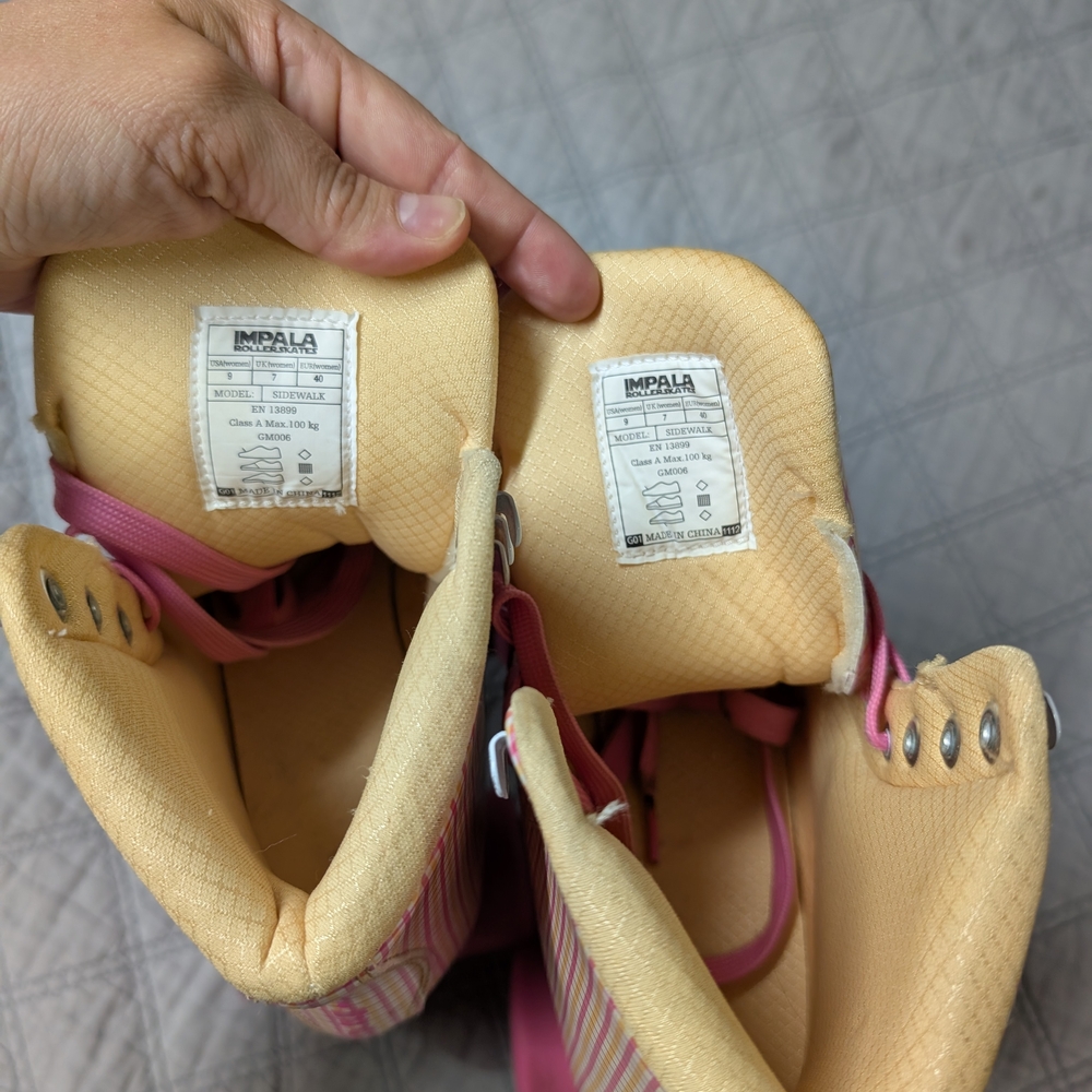 Impala Checkered Roller Skates with Pink Details - Picture 5 of 7